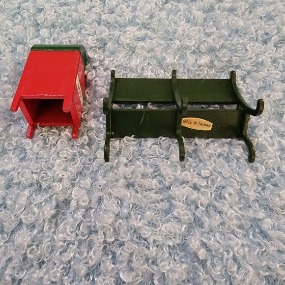 🪧 Miniature Bench and Mail Box 🪧 - Picture 4 of 6